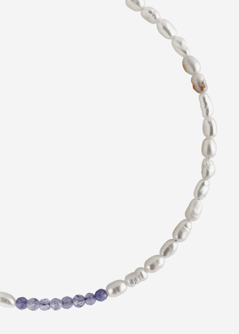 Bracelet made of white pearls, tanzanite and silver