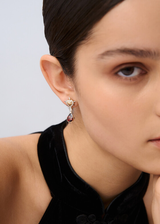 Серьги с подвесами COBRA JEWELRY Серьги с сердцами из золота с бриллиантами и гранатами