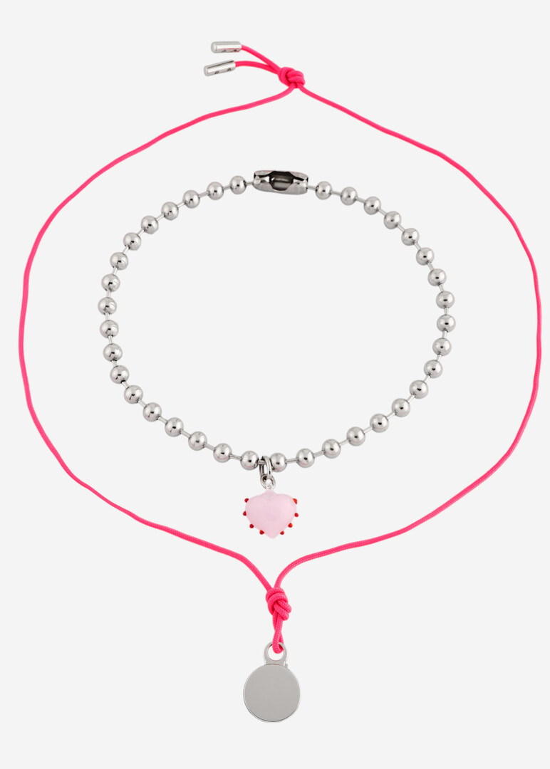 «Розовое многослойное колье Double Pleasure Pink» нужно перевести как «pink multi-layer necklace Double Pleasure Pink».