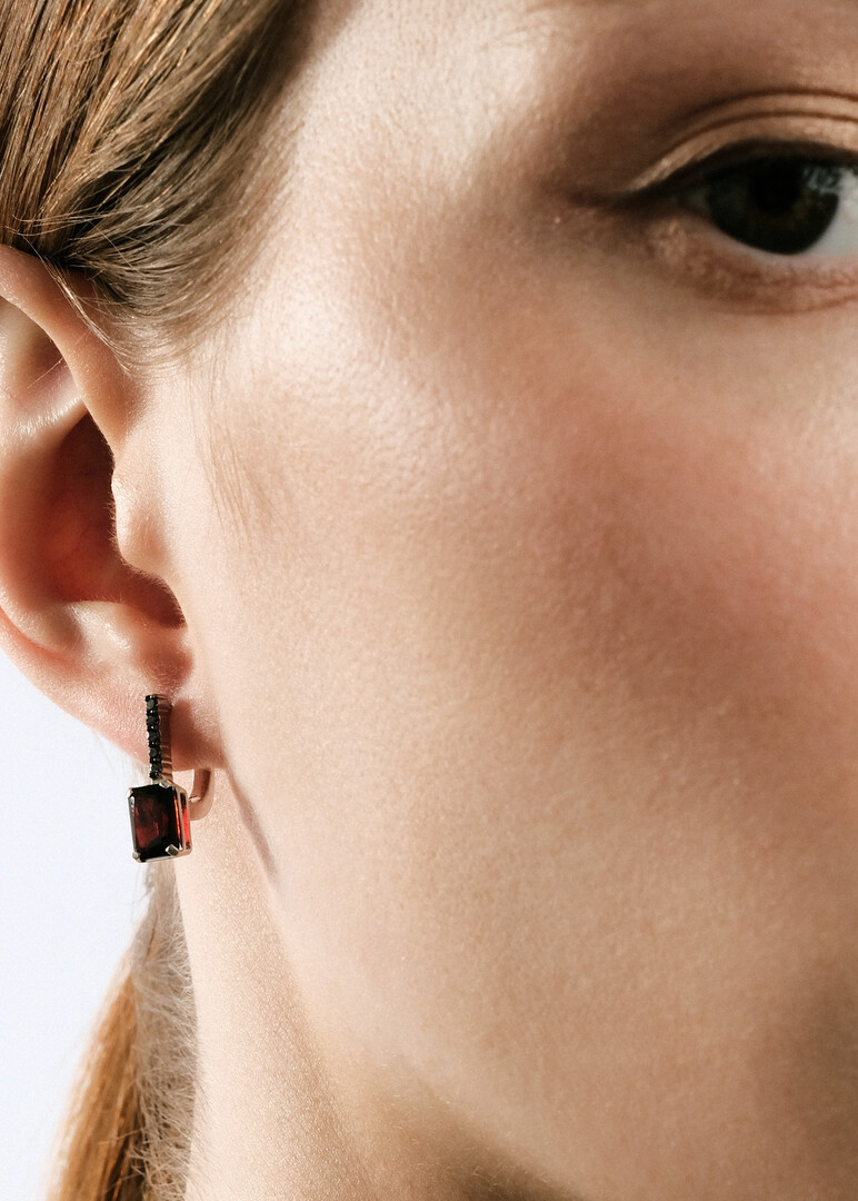 Earrings in white gold with garnets and diamonds NIGHTSHADE