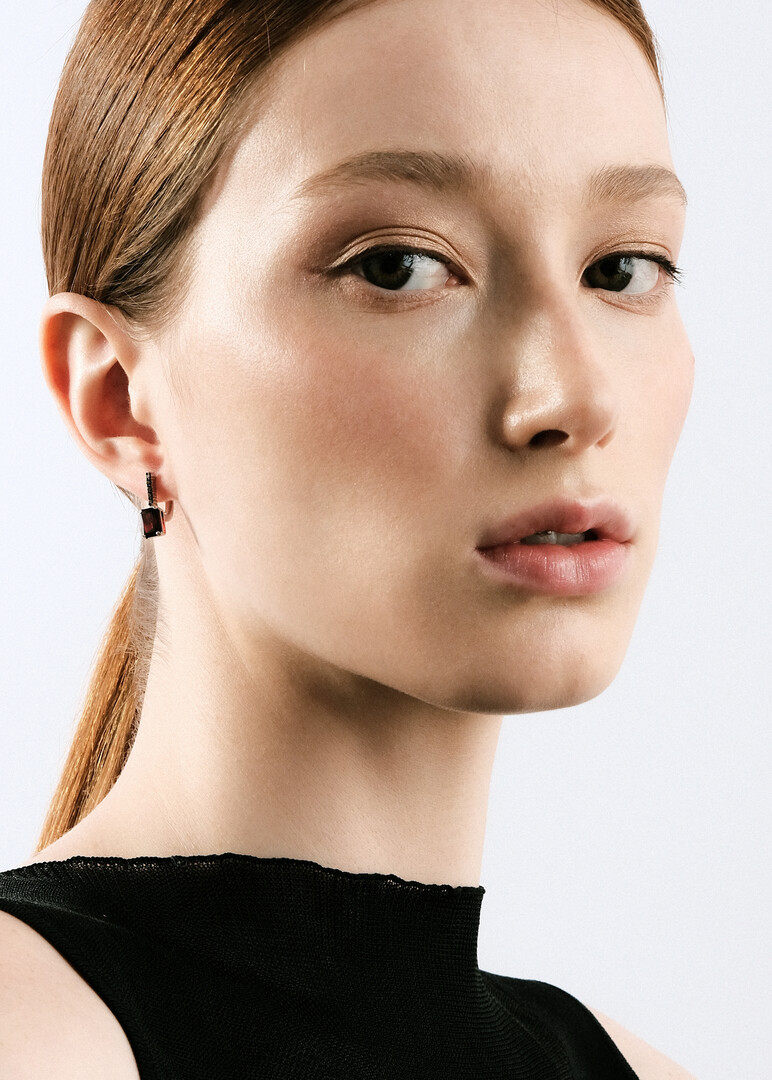 Earrings in white gold with garnets and diamonds NIGHTSHADE