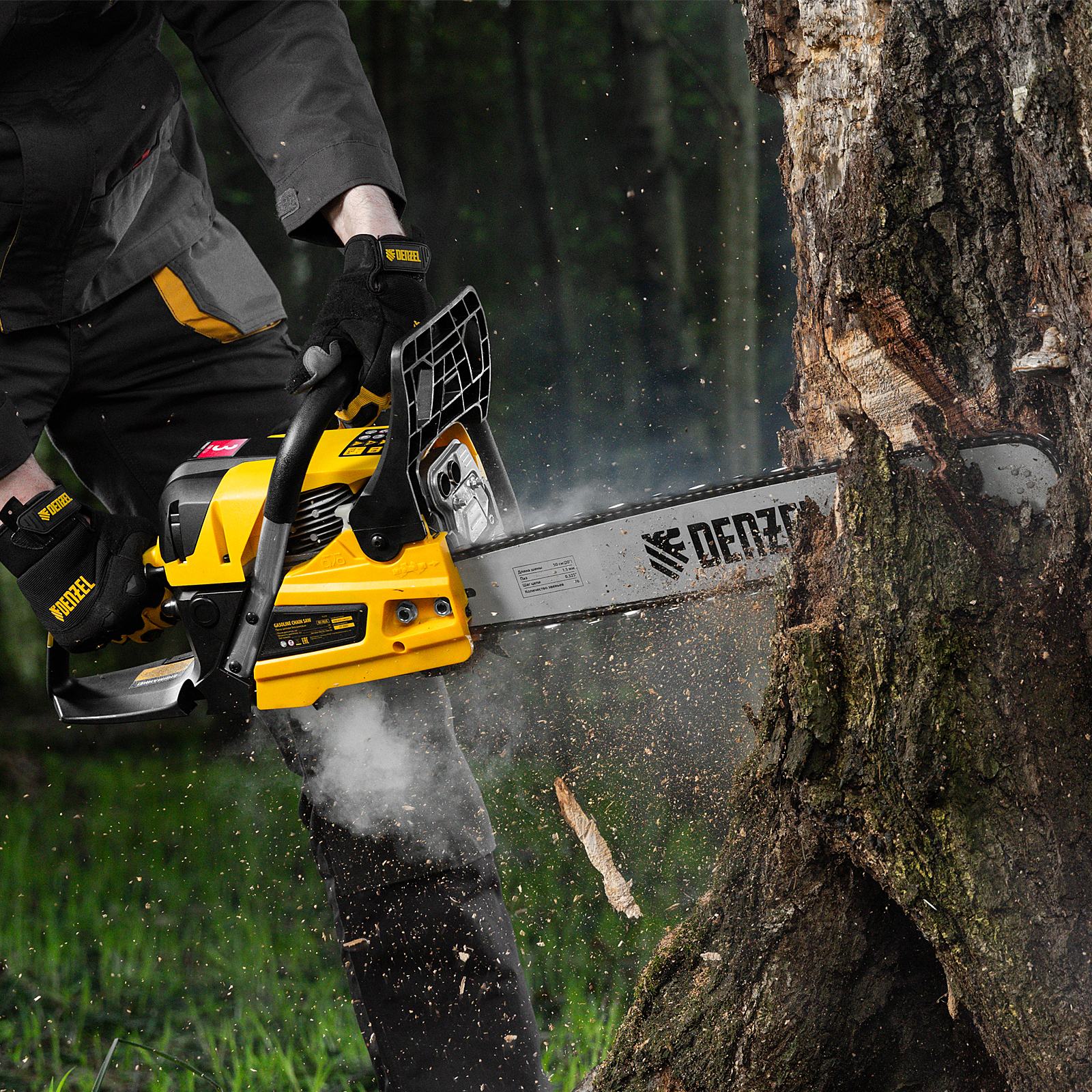 Мужчина работает с заведенной бензопилой