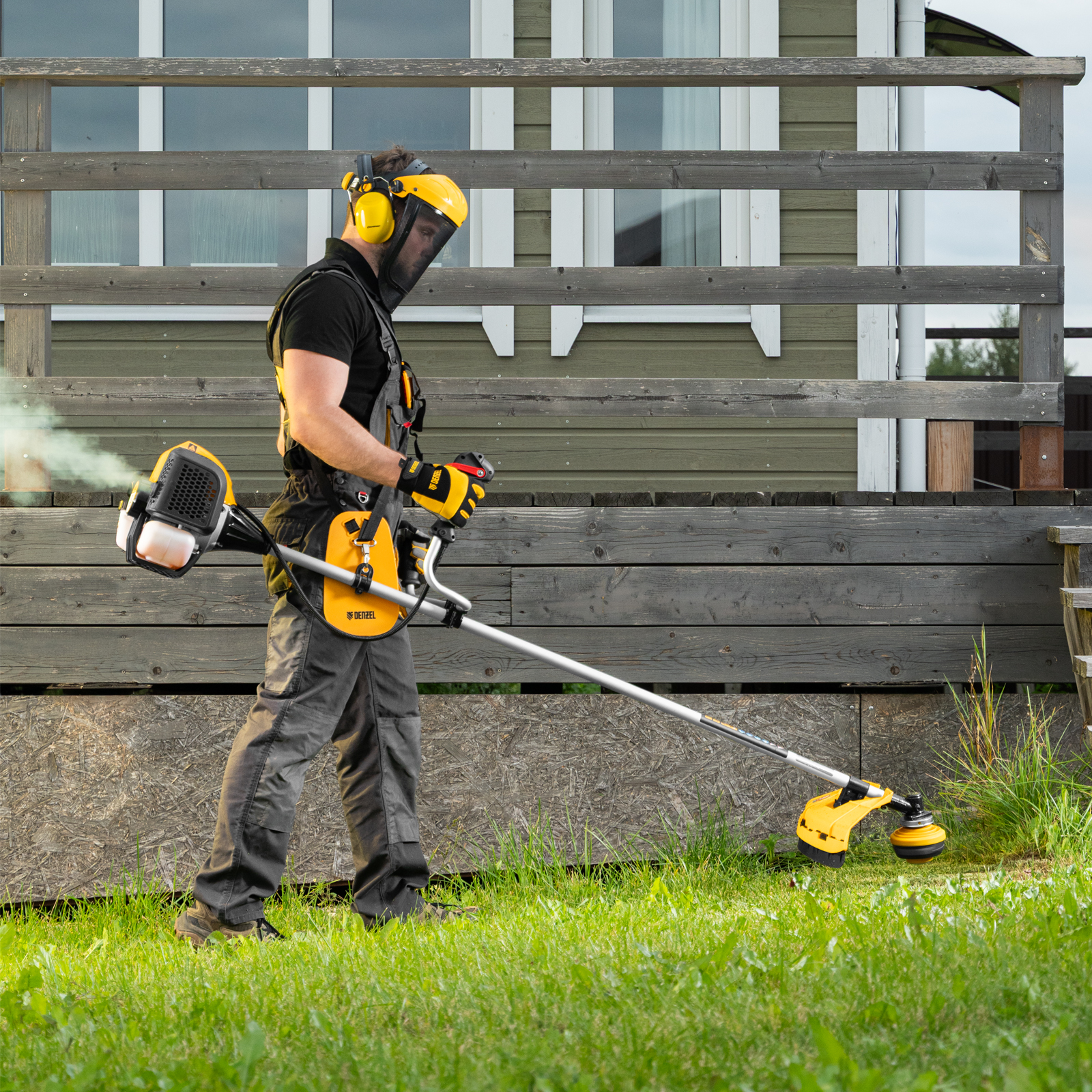 мужчина запускает бензиновый триммер.jpg