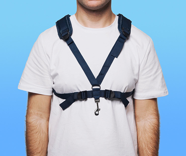 Саксофон среди всех духовых инструментом имеет определенные особенности — инструмент висит на шее или теперь на плечах, что сильно может травмировать позвоночник растущего организма, будьте очень осторожны.