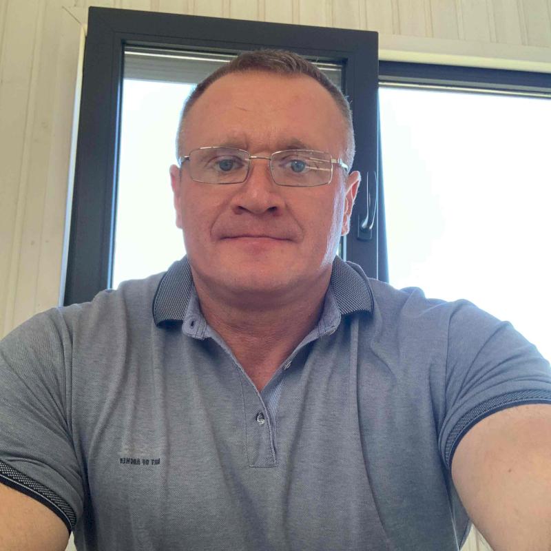 Сходить скромный. Скромный парень прикол. Сандра баллок на коленях. Я парень тихий, скромный. И вообще я очень скромная.