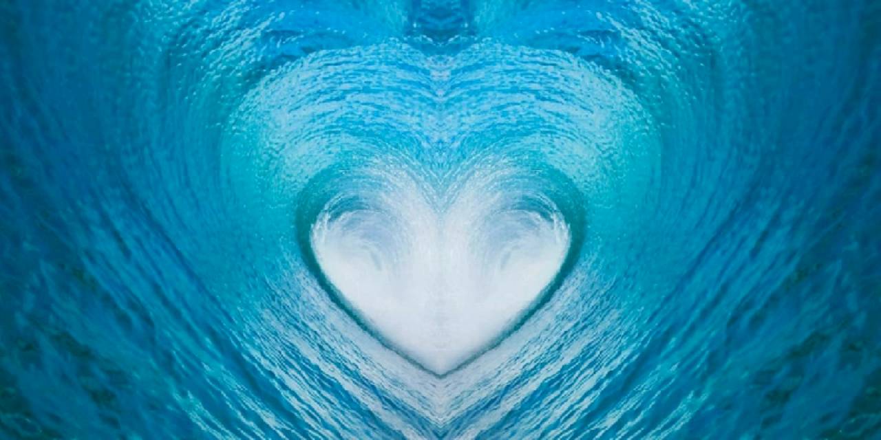 Глаза океаны любви. Волна сердце. Сердце океана. Сердце из волн. Сердце вода.