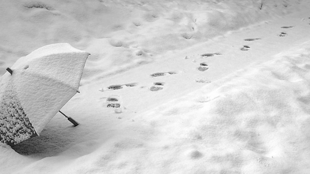 Следы замело песня. Снег заметает следы. Твои следы на снегу. Заметать следы. Письмо на снегу.