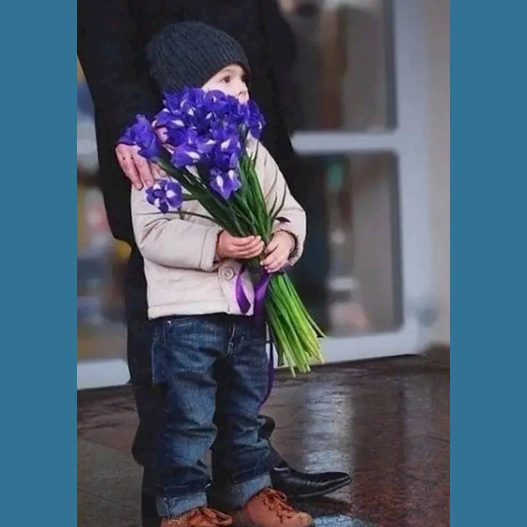 Сына отдавшего жизнь. Мальчик дарит цветы маме. Цветы для сыночка. Ребенок дарит цветы маме. Цветы для мамы сына.