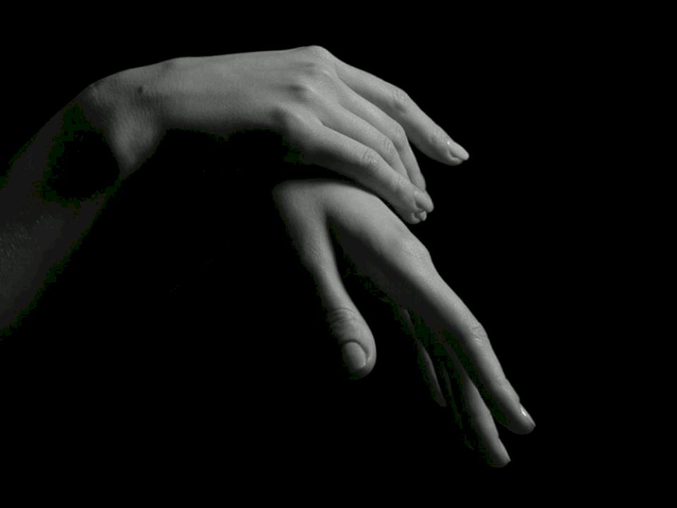 Сонник черные руки. Рука черно белая. Белая рука. Руки в черно белом цвете. Женские руки на черном фоне.
