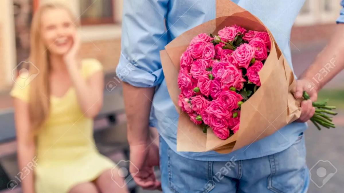 Дарит цветы девушке. Цветы на первую встречу. Вручение цветов. Парень дарит цветы. Дарит цветы.