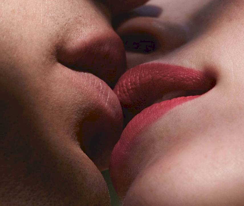 Девушки целуются грудью. Сочный поцелуй. Целующие губы. Красивый поцелуй в губы. Французский поцелуй.