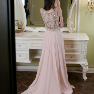 Нежно-розовое платье со шлейфом