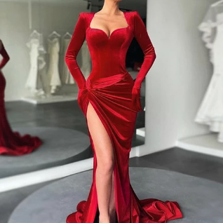 Красное платье с перчатками