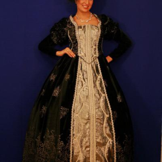 Женское платье в стиле барокко.