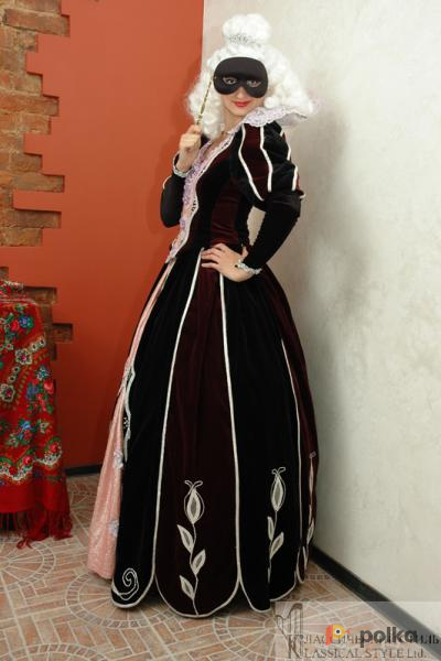 Возьмите Женское историческое платье в стиле Барокко (Чёрно-вишнёвое) напрокат (Фото 2) в Санкт-Петербурге