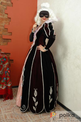 Возьмите Женское историческое платье в стиле Барокко (Чёрно-вишнёвое) напрокат (Фото 1) в Санкт-Петербурге