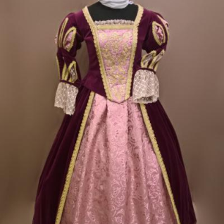 Женское платье из бархата в стиле барокко