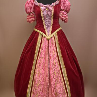 Женское платье в стиле барокко малиновое