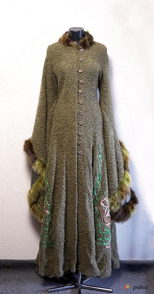 Возьмите Зеленое пальто с вышивкой и мехом "Taiga" напрокат (Фото 2) в Москве