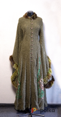 Возьмите Зеленое пальто с вышивкой и мехом "Taiga" напрокат (Фото 1) в Москве