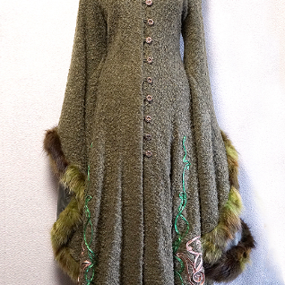 Зеленое пальто с вышивкой и мехом "Taiga"