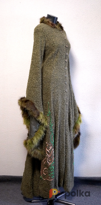 Возьмите Зеленое пальто с вышивкой и мехом "Taiga" напрокат (Фото 3) в Москве