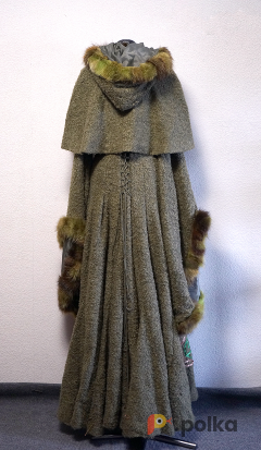 Возьмите Зеленое пальто с вышивкой и мехом "Taiga" напрокат (Фото 4) в Москве
