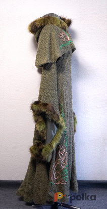 Возьмите Зеленое пальто с вышивкой и мехом "Taiga" напрокат (Фото 5) в Москве