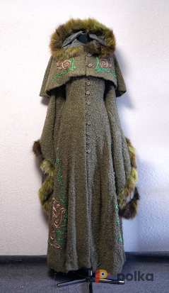 Возьмите Зеленое пальто с вышивкой и мехом "Taiga" напрокат (Фото 6) в Москве