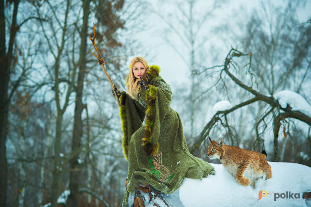 Возьмите Зеленое пальто с вышивкой и мехом "Taiga" напрокат (Фото 9) в Москве