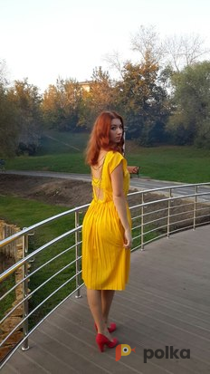 Возьмите Платье желтого цвета с вышивкой ручной работы (черные розы)  и открытой спиной (цепочки разной длинны золотые и черные) напрокат (Фото 3) в Москве