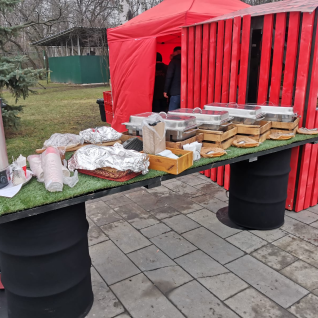 Стол из бочек со столешницей