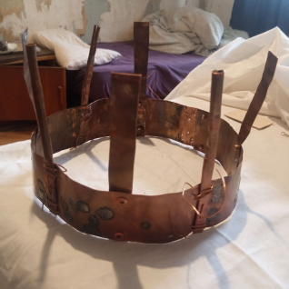 Корона из меди реквизит для съемок аренда