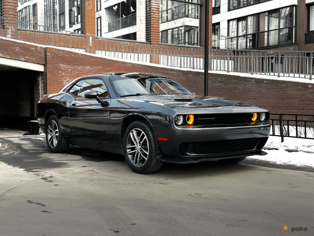 Возьмите Автомобиль Dodge Challenger 4WD напрокат (Фото 2) в Санкт-Петербурге