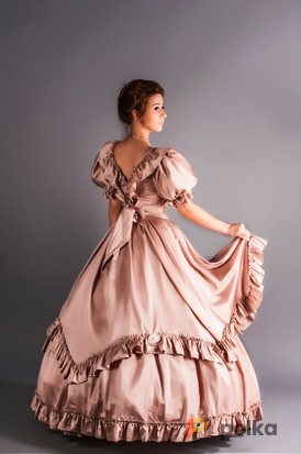 Возьмите Элегантное бальное платье в стиле 19 века "Бейлис-Крем" напрокат (Фото 2) в Москве