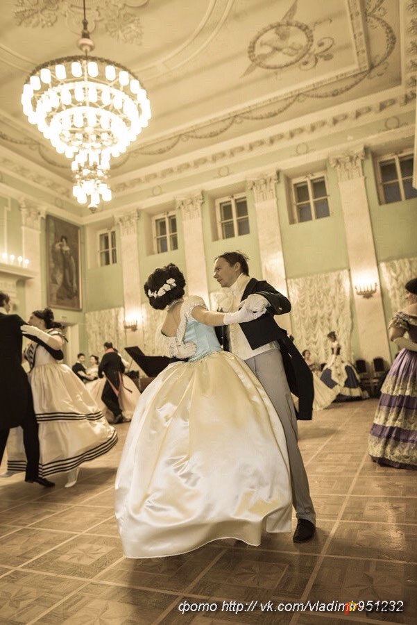 Возьмите Историческое бальное платье   напрокат (Фото 2) в Москве