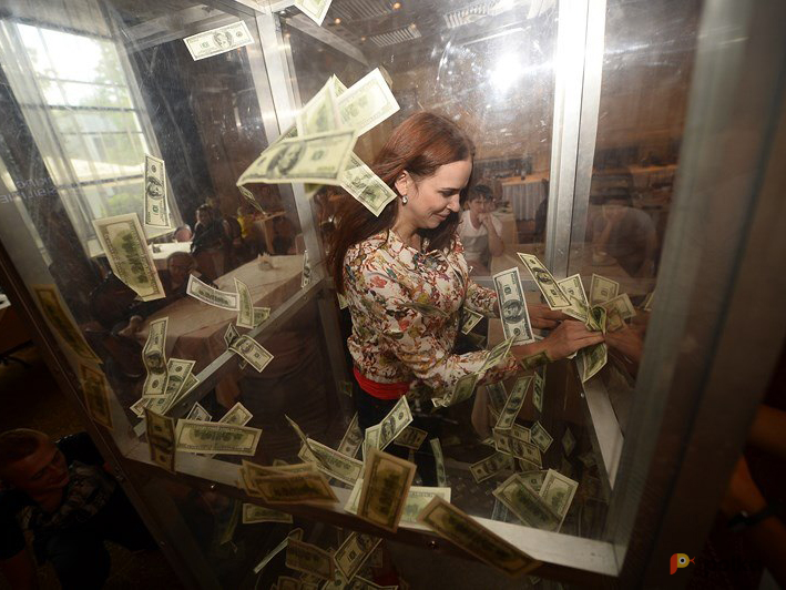 Возьмите Денежная кабина (летающие деньги) напрокат (Фото 2) в Москве