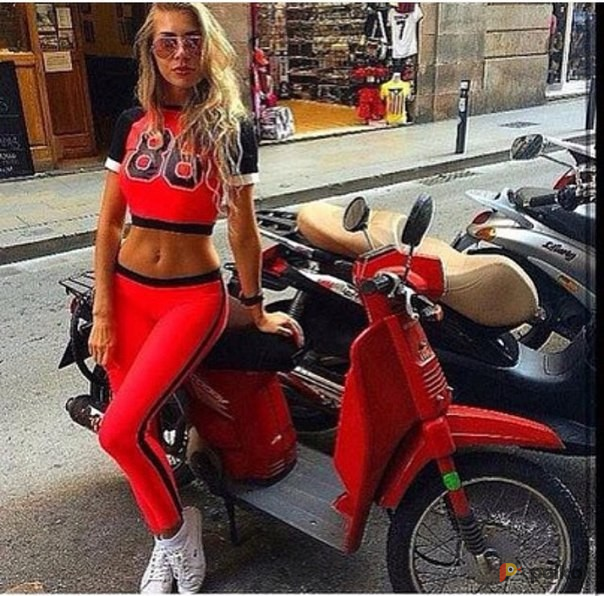 Возьмите Женский костюм красный спортивный топ и легинсы напрокат (Фото 2) в Москве