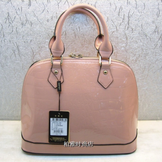 Пудровая розовая лаковая сумка