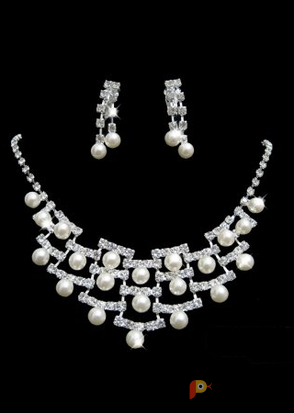 Возьмите Колье PAPAYA JAM Pearl Crystal Necklace Faux напрокат (Фото 2) в Москве
