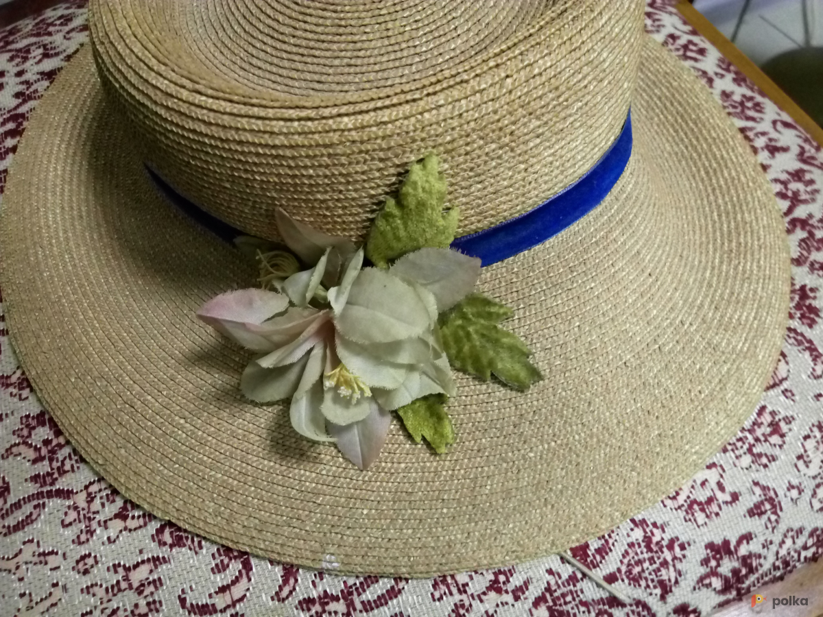 Возьмите Шляпа женская 1950-х гг. из натуральной соломки с бутоньеркой из искусственных цветов и бархатной лентой. напрокат (Фото 2) в Москве