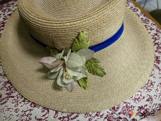 Возьмите Шляпа женская 1950-х гг. из натуральной соломки с бутоньеркой из искусственных цветов и бархатной лентой. напрокат (Фото 1) в Москве
