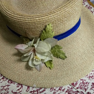 Шляпа женская 1950-х гг. из натуральной соломки с бутоньеркой из искусственных цветов и бархатной лентой.