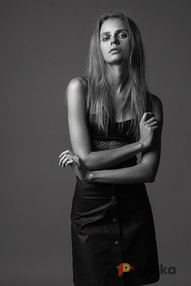 Возьмите Костюм для фотосессии: Кожаная юбка с высокой талией и топ. Размер 42 напрокат (Фото 2) в Москве