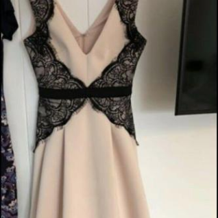 Платье пудровое розовое с черным кружевом клеш