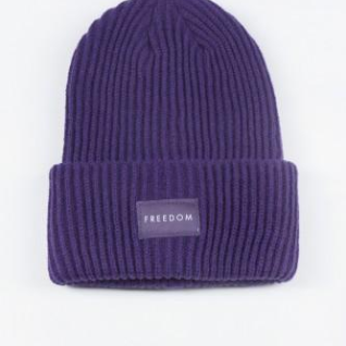 Фиолетовая вязаная шапка с надписью
