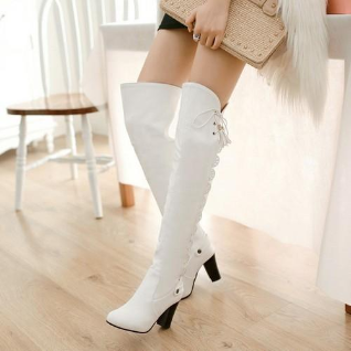 Женские сапоги ботфорты белые на каблуке кожаные
