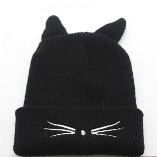 Женская шапка кошка черная вязаная