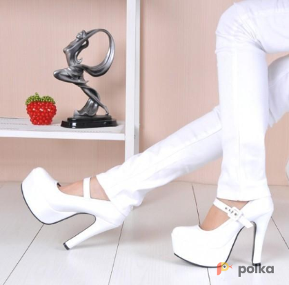 Возьмите Женские белые лаковые туфли напрокат (Фото 1) в Москве