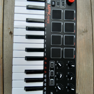 MIDI контроллер AKAI MPK MINI II